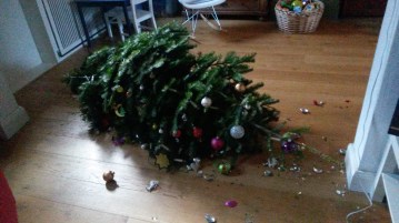 broken_christmastree_b